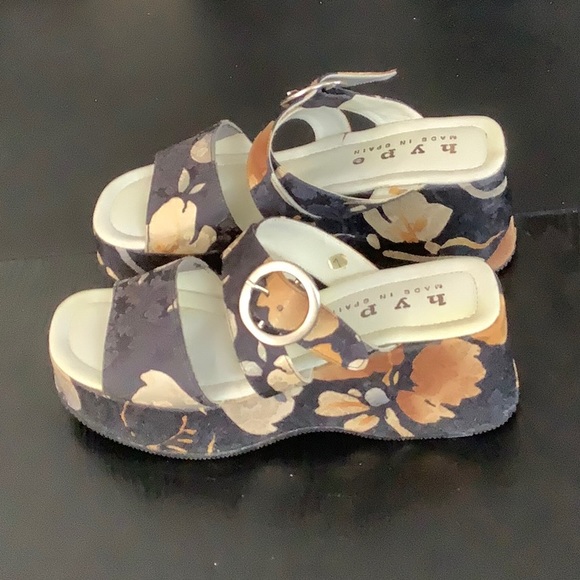 Hype gold floral on black 4 inch platform sandal - Picture 5 of 5